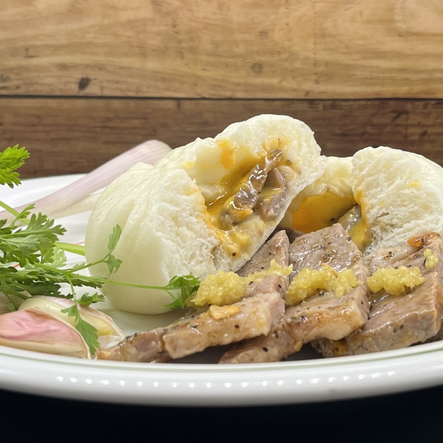 中華まんをつくる手元